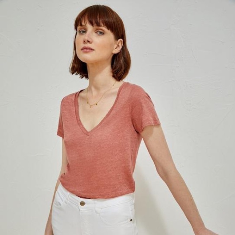 CLUB MONACO Coral V-Neck T-Shirt - Size M (?) (🦩2 for $25 )